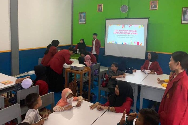 Ilustrasi proses penerimaan peserta didik baru SD. Mendikbudristek Nadiem Anwar Makarim meminta sekolah dasar/madrasah ibtidaiyah menghilangkan tes baca, tulis, dan hitung (calistung) dalam seleksi penerimaan peserta didik baru (PPDB) pada jenjang SD/MI/s - Image