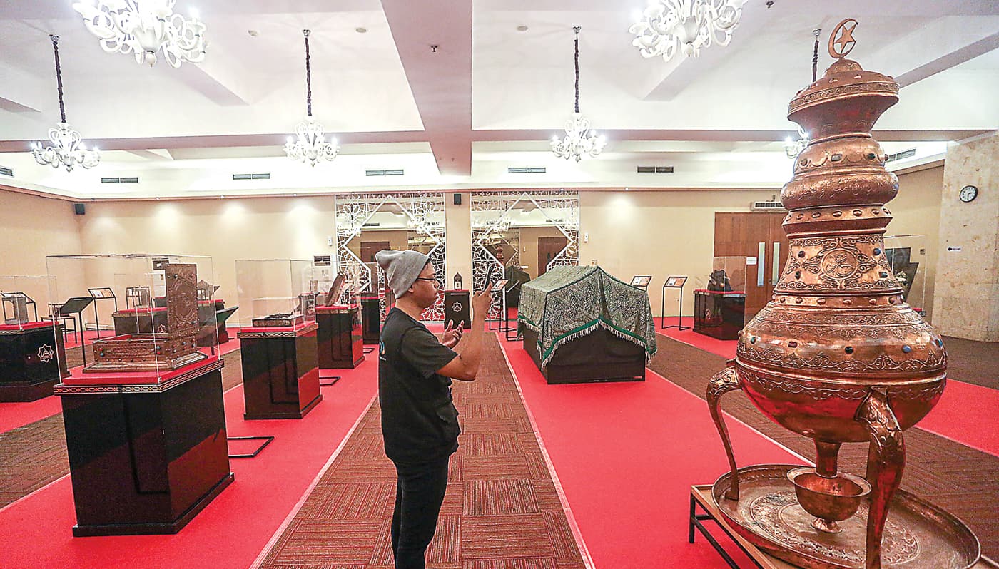 DIWARISKAN TURUN-TEMURUN: Pengunjung mengamati koleksi pameran artefak Nabi Muhammad SAW di Masjid At-Tin, Jakarta (23/3). Ada 24 artefak Rasulullah yang dipamerkan sampai hari ini. - Image