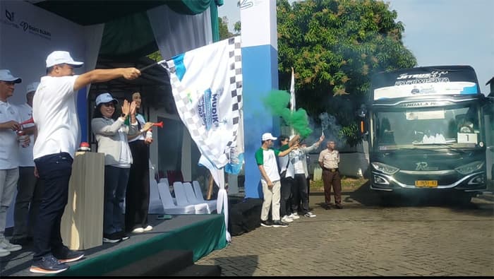 Direktur Jaringan Operasi dan Penjualan PT Pegadaian Eka Pebriansyah saat melepas peserta mudik gratis di Kantor Pegadaian Kebon Nanas, Jakarta Timur, Selasa (18/4).(Foto: Nurul Fitriana/JawaPos.com) - Image