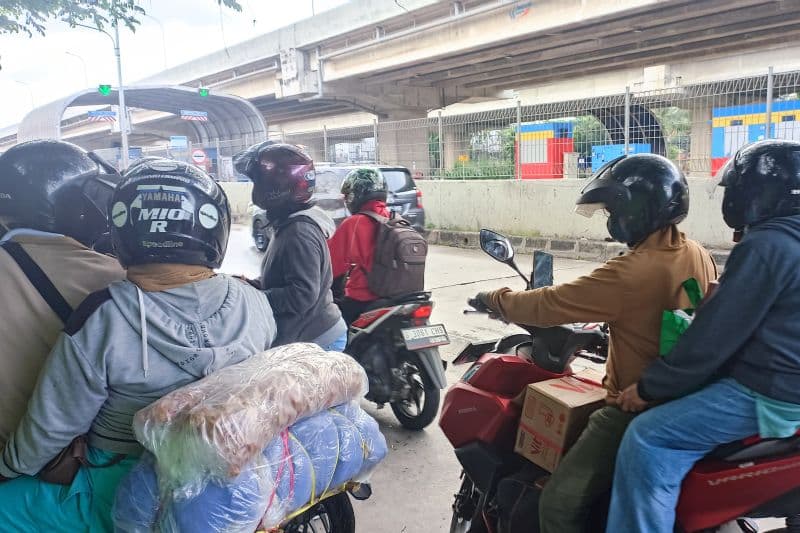 Sejumlah pemudik meminggirkan kendaraannya untuk beristirahat sejenak sebelum melanjutkan perjalanannya menuju Jakarta di Jalan Inpeksi Kalimalang, Selasa (25/4/2023). - Image