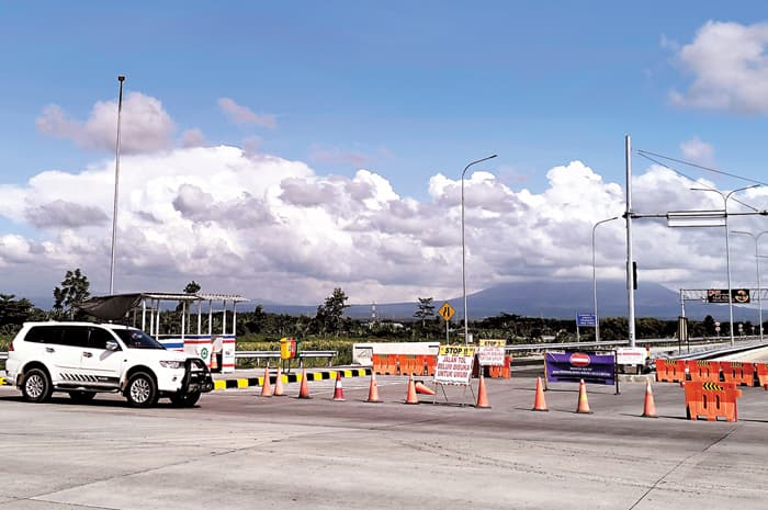DIPALANG: Tol Paspro seksi IV ditutup dengan road barrier yang dipasang di akses masuk pintu tol Gending. - Image