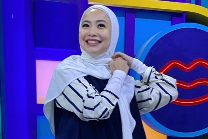 Feni Rose berhijab./Instagram @fenirose - Image