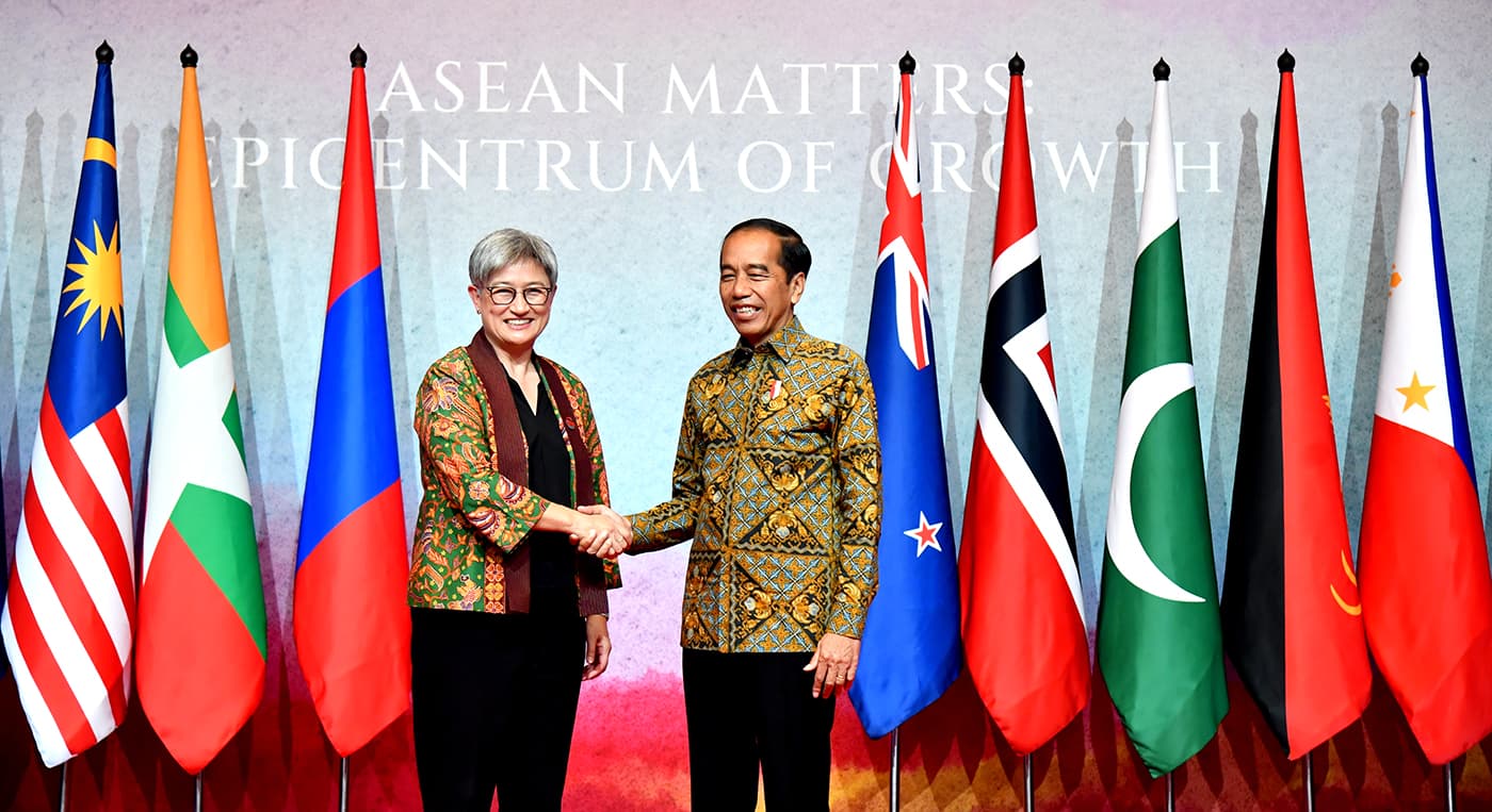 FORUM PUNCAK: Presiden Joko Widodo (kanan) berjabat tangan dengan Menteri Luar Negeri Australia Penny Wong dalam pertemuan para Menlu ASEAN bersama mitra di Hotel Shagri-La, Jakarta, kemarin (14/7). - Image