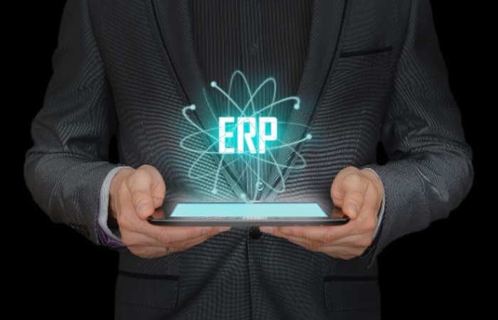 Ilustrasi transformasi digital dengan mengadopsi sistem bisnis Enterprise Resource Planning (ERP) - Image