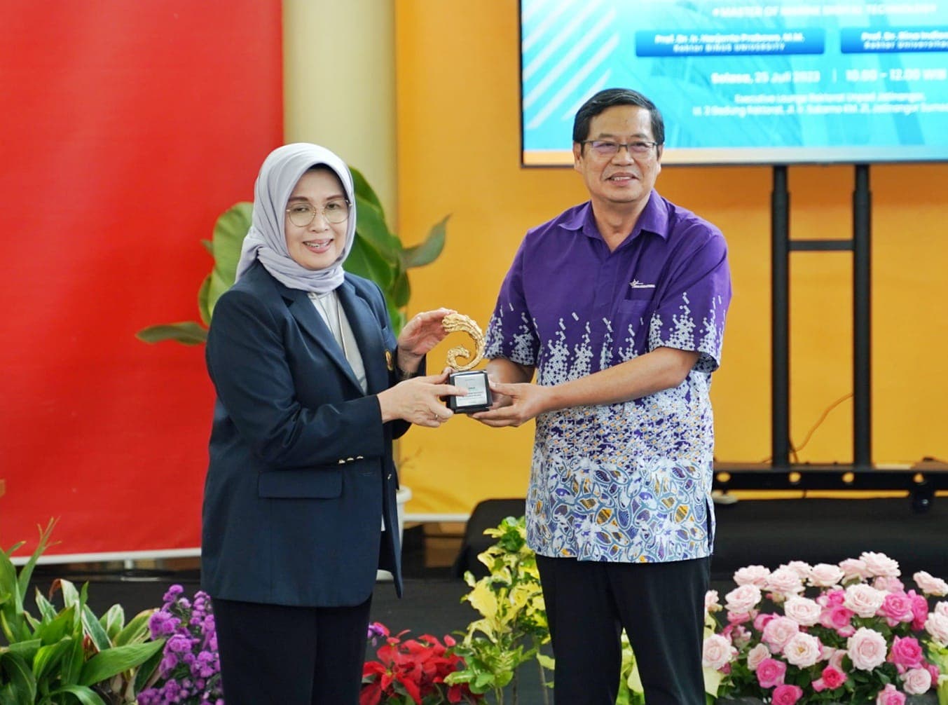 Universitas Padjadjaran dan BINUS University membuat 3 program S2 double degree. - Image