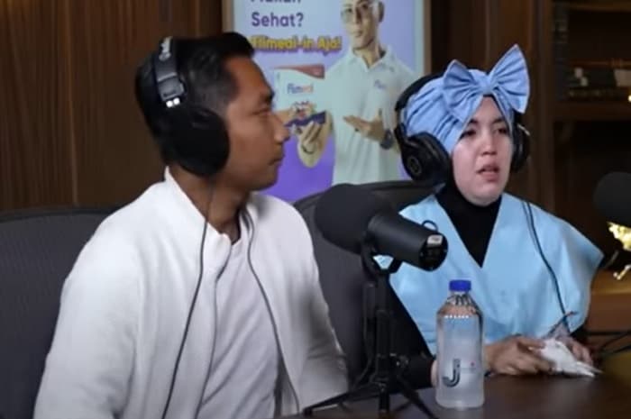 Korban dugaan penipuan Mario Teguh saat wawancara dengan Deddy Corbuzier. (YouTube/Deddy Corbuzier) - Image