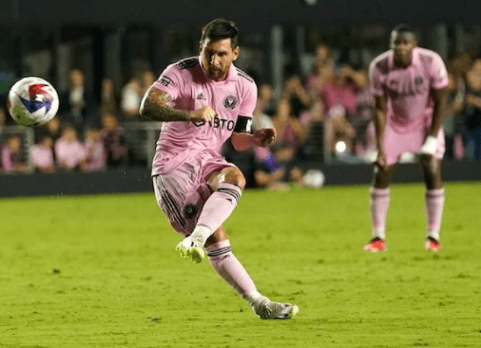Lionel Messi mencetak gol lewat tendangan bebas. (inter miami) - Image