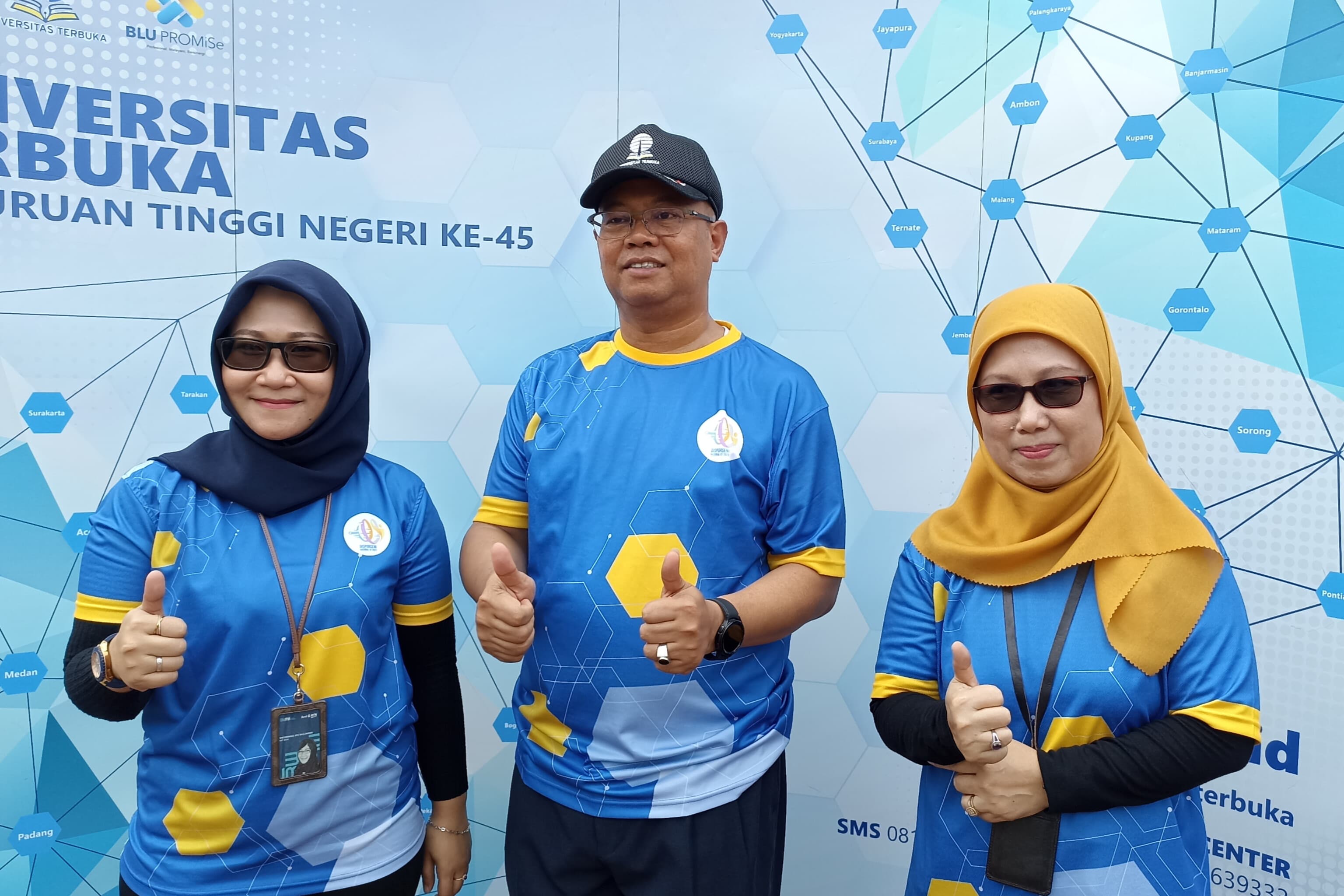 Rektor Universitas Terbuka (UT) Ojat Darojat (tengah) usai peresmian kompetisi bola basket (14/8). - Image