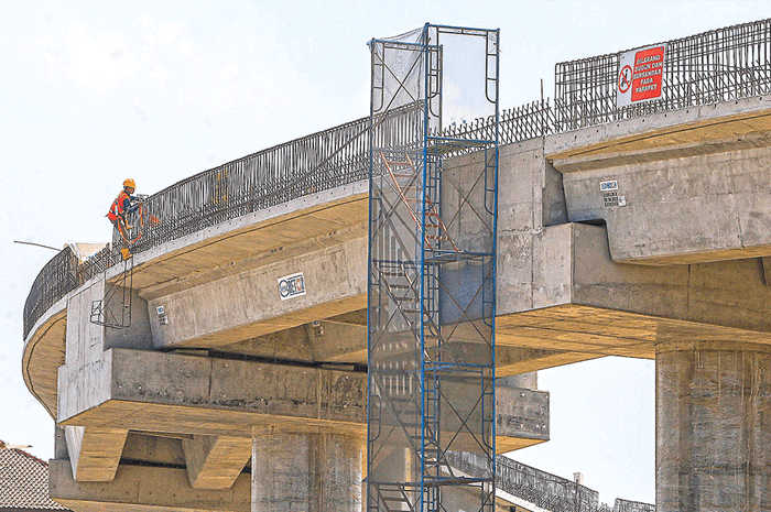 SUDAH TERSAMBUNG: Satu balok girder FO Djuanda sudah terpasang kemarin (27/8). Pemasangan penyangga FO berlangsung selama tiga hari, mulai 26 hingga 29 Agustus. - Image
