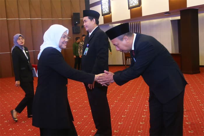 Menaker Ida Fauziyah memberikan selamat kepada pejabat baru di lingkungan Kemnaker. - Image