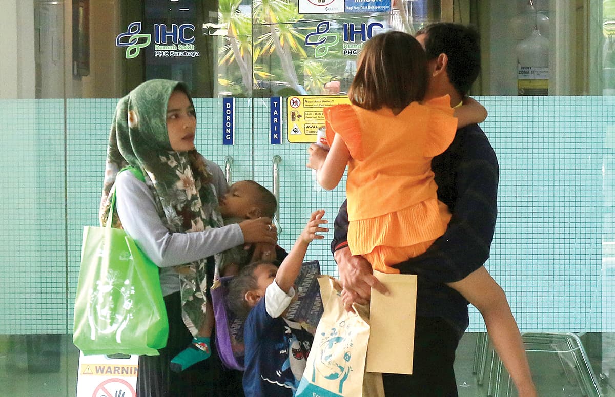 PEMERIKSAAN MATA: SAH bersama kedua orang tuanya di RSUD Ibnu Sina sebelum dirujuk ke Rumah Sakit PHC Surabaya untuk menjalani pemeriksaan MRI kemarin (20/9). - Image