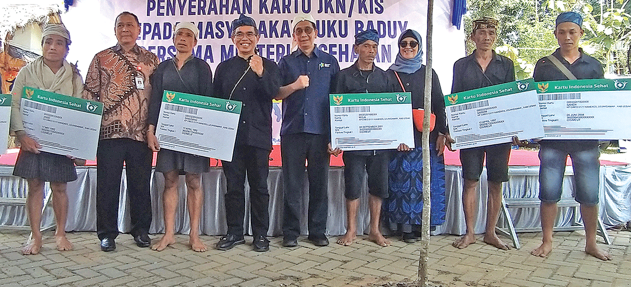 SIMBOLIS: Seremonial penyerahan 121 kartu JKN/KIS kepada warga suku Baduy di Binong Raya-Baduy, Lebak, Banten, kemarin (26/9). - Image