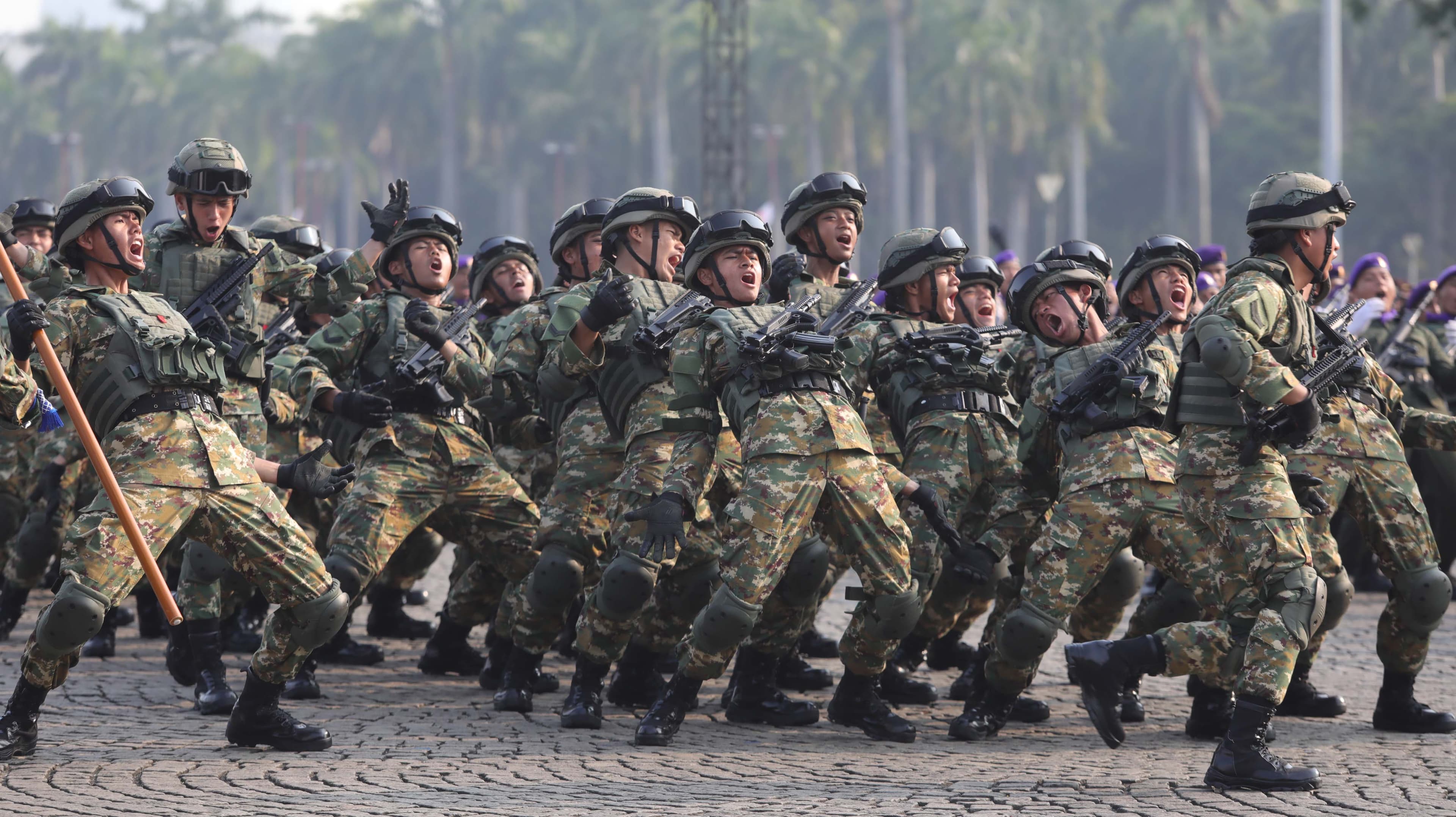 Ratusan Prajurit TNI pada peringatan HUT ke-78 TNI di Lapangan Silang Monumen Nasional (Monas), Gambir, Jakarta. - Image