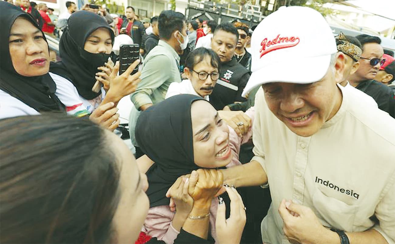 KENA PHK: Layla dan Onit mengadu kepada Ganjar Pranowo di depan Balai Kota Cirebon pada Minggu (8/10). - Image