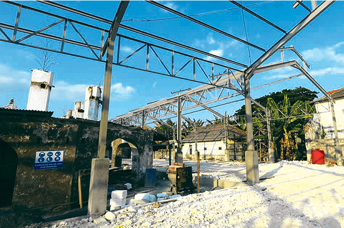 KOKOH: Pasar Sidayu tampak mulai dipasangi rangka atap. Pasar tersebut masih diperbaiki setelah mengalami kebakaran hebat. Progres pembangunan pasar itu lebih dari 50 persen. - Image