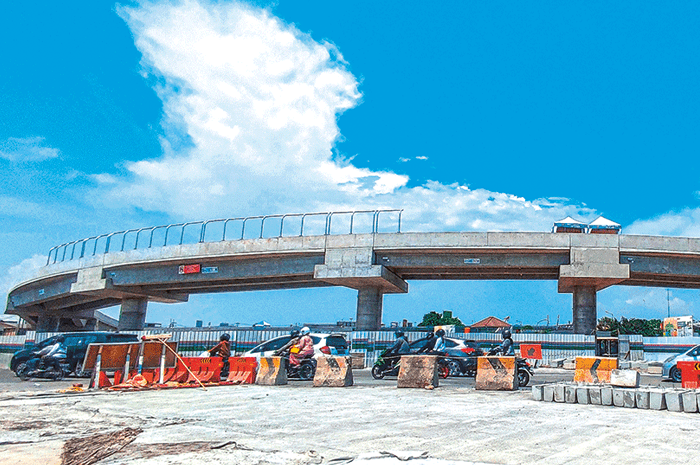 HAMPIR RAMPUNG: Potret flyover (FO) Djuanda kemarin (12/11). Progres pembangunan FO Djuanda sudah mencapai 87 persen. - Image