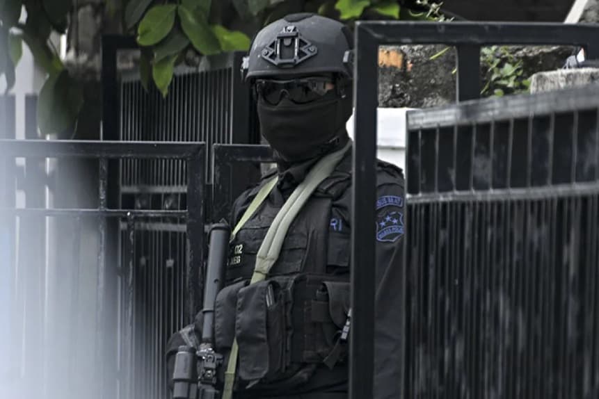 Petugas Densus 88 Antiteror Mabes Polri. (ANTARA/Ariesanto) - Image