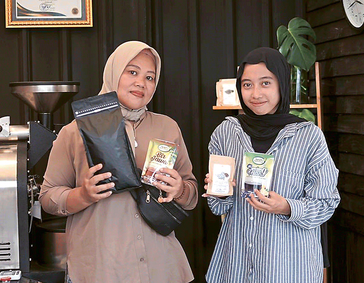 PEREMPUAN DAN LINGKUNGAN: Aza Zulva Maula (kanan) dan Expo BUMDes di Batang (18/11). - Image