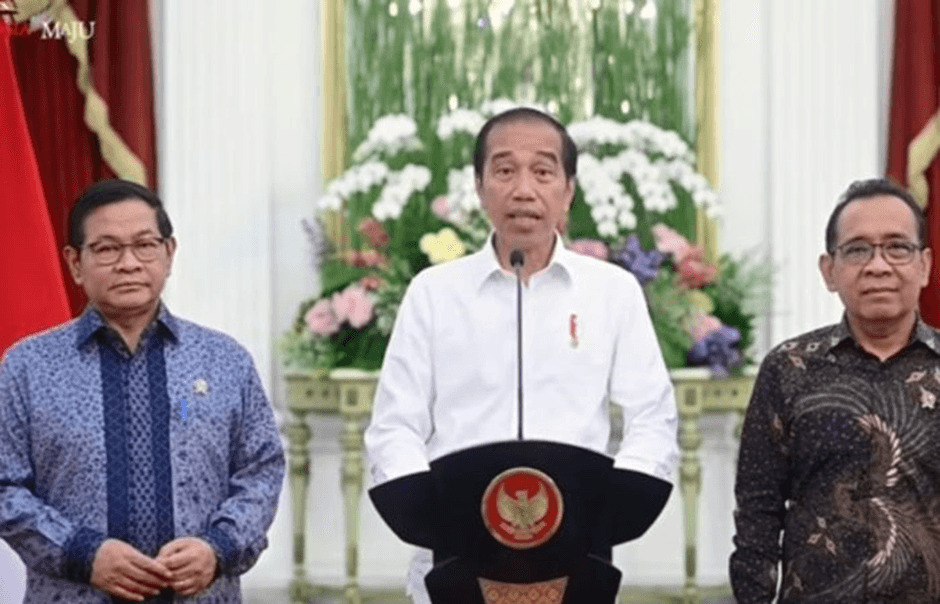 Presiden Jokowi didampingi Seskab Pramono Anung dan Mensesneg Pratikno memberikan keterangan pers, di Istana Merdeka, Jakarta, Jumat (08/12/2023). Sumber foto: (Instagram Presiden (@jokowi),) - Image