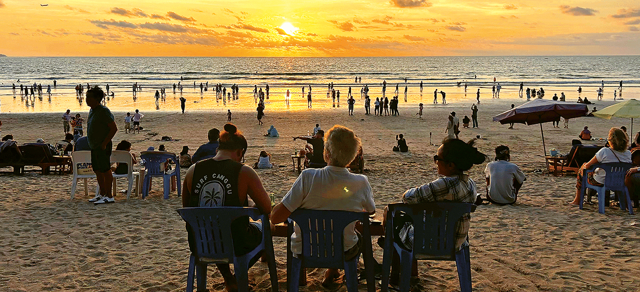 SUNSET DI PULAU DEWATA: Para wisatawan menikmati suasana senja di Pantai Kuta, Badung, Minggu (17/12). - Image