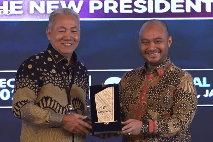 KOLABORASI: Ketua Umum Aspebindo Anggawira (kanan) memberikan plakat kepada Dirut PGN Arief Setiawan Handoko dalam Indonesia Mineral and Energy Conference (IMEC) 2023 kemarin (19/12). - Image