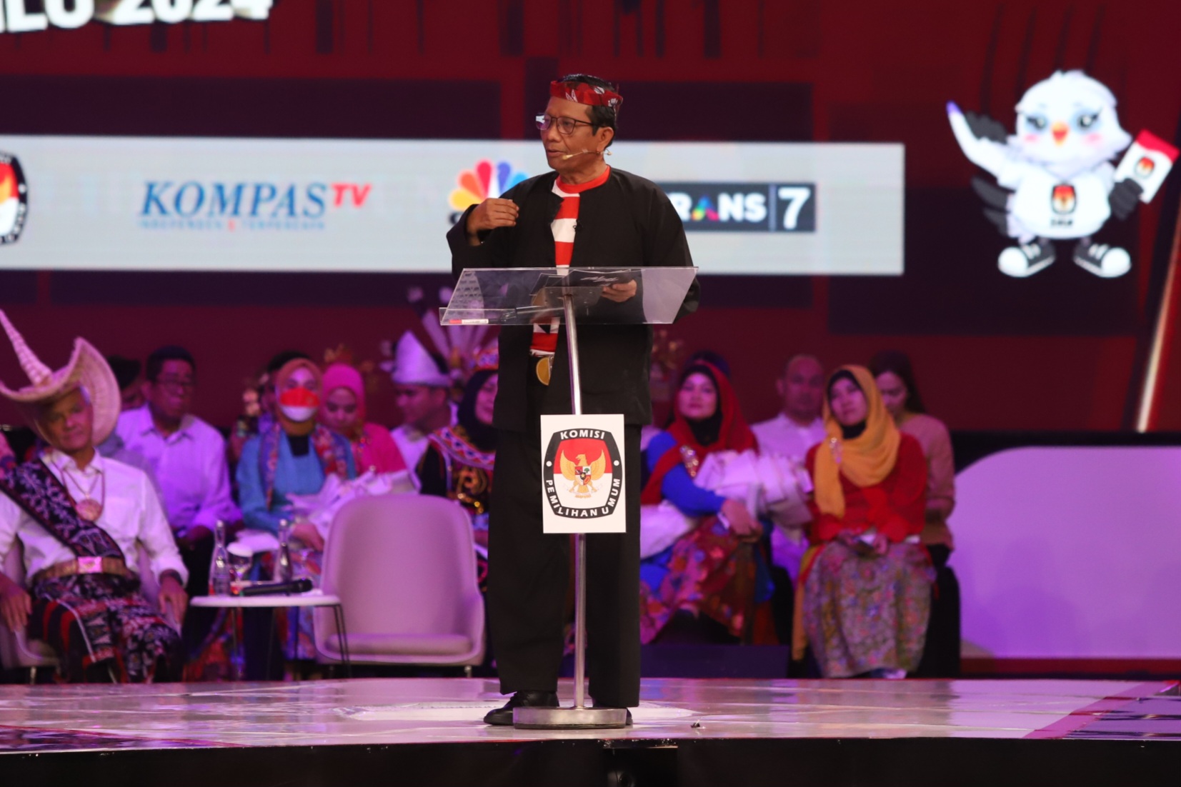 Calon Wakil Presiden nomor urut 3 Mahfud MD menyampaikan gagasannya saat debat cawapres di Jakarta. - Image