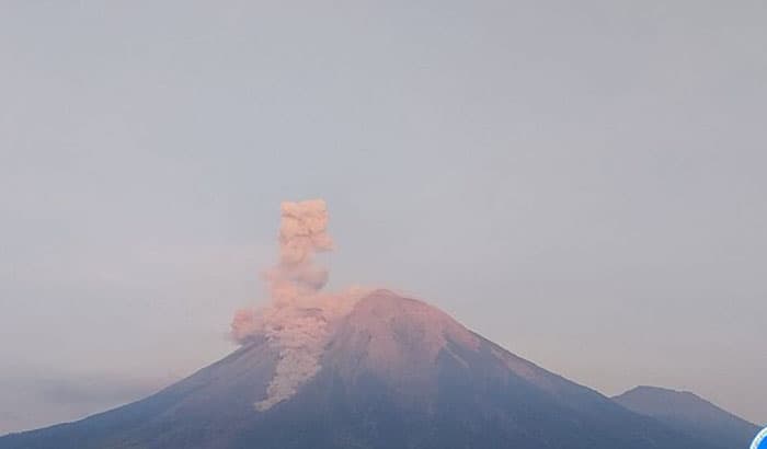 Gunung Semeru Kembali Erupsi dengan Letusan Setinggi 1000 Meter, Masyarakat Diimbau Tak Beraktivitas dalam Jarak 13 KM - Image
