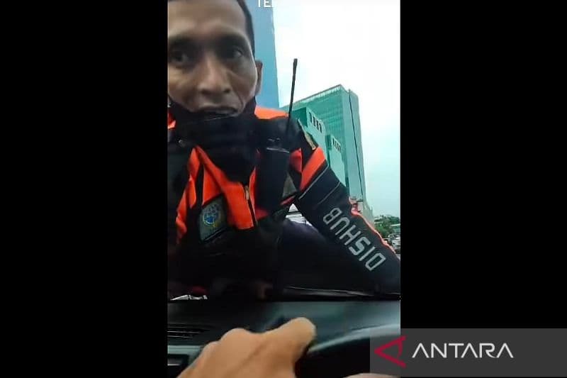 Tangkapan layar petugas Dishub DKI berada di atas kap mesin mobil di Jakarta, Rabu (3/1/2024). - Image