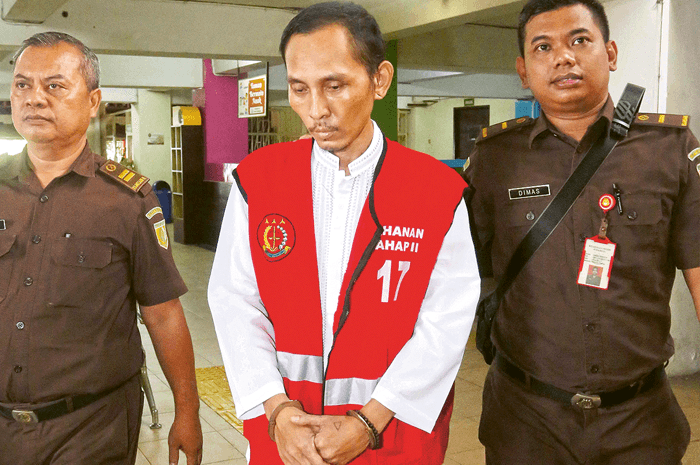 TERIMA PUTUSAN: Terdakwa kasus pembunuhan mahasiswa Ubaya Rochmad Bagus Apriyatna alias Roy digelandang menuju ruang sidang Pengadilan Negeri Surabaya kemarin (4/1). Dia divonis 20 tahun penjara. - Image