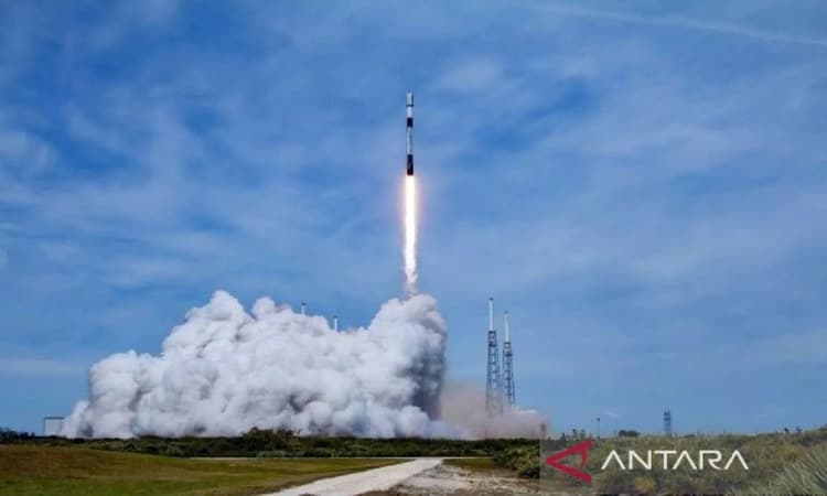 Roket Falcon 9 meluncurkan 21 satelit Starlink generasi kedua dari Space Launch Complex 40 di Cape Canaveral Space Force Station, Florida, Amerika Serikat, Rabu (19/4/2023) - Image