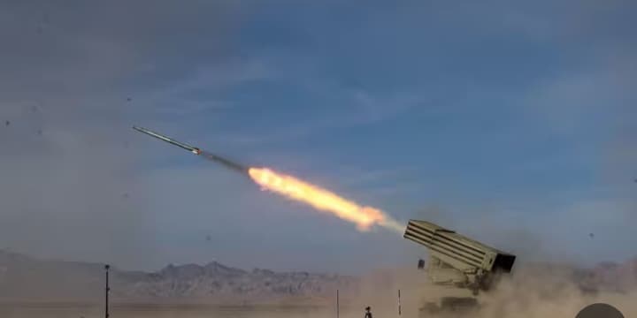 Sebuah rudal diluncurkan oleh Iran selama latihan kekuatan darat, Teheran telah melancarkan serangan terhadap apa yang dikatakannya sebagai militan Sunni di Pakistan. - Image