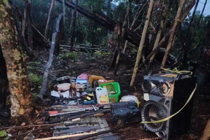 Sejumlah alat bukti KKB yang diamankan Aparat TNI Satuan Tugas Batalyon Infanteri 133/Yudha Sakti. - Image