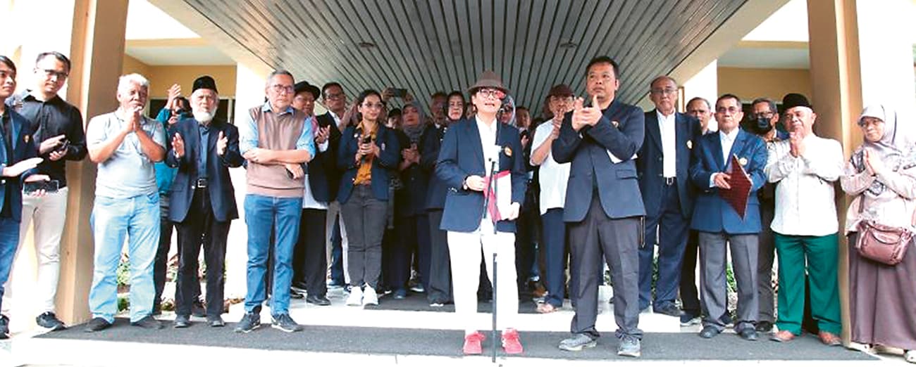 PRIHATIN DEMOKRASI: Sejumlah akademisi Unpad menyampaikan sikap di Kampus Undap Dipatiukur, Kota Bandung, kemarin (3/2). - Image