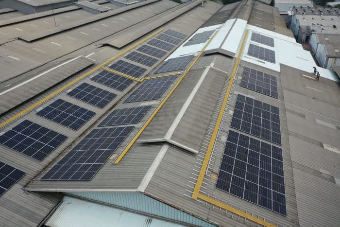 Ilustrasi atap yang dilengkapi dengan panel listrik tenaga surya - Image