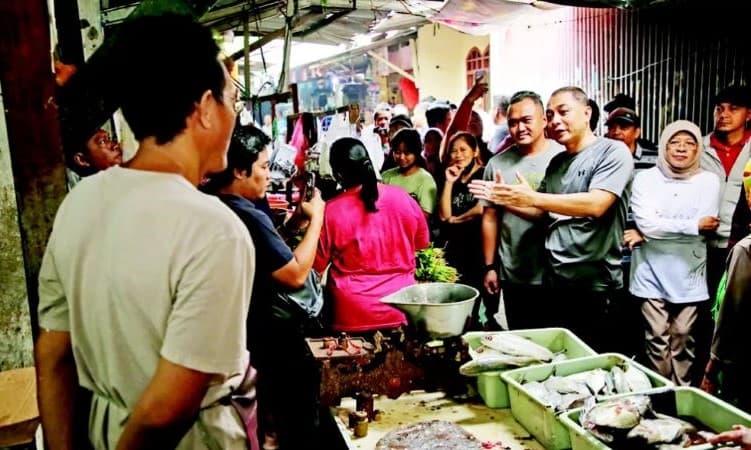 Imbas Pasar Tumpah Bikin Pedagang Sepi Pengunjung, Cak Eri Langsung Gerak Cepat Sidak di Pasar Simo - Image