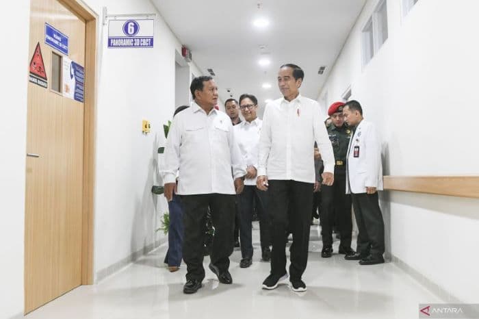 Presiden Joko Widodo (kanan) didampingi Menteri Pertahanan Prabowo Subianto meninjau fasilitas rumah sakit saat peresmian Rumah Sakit Pusat Pertahanan Negara (RSPPN) Panglima Besar Soedirman - Image