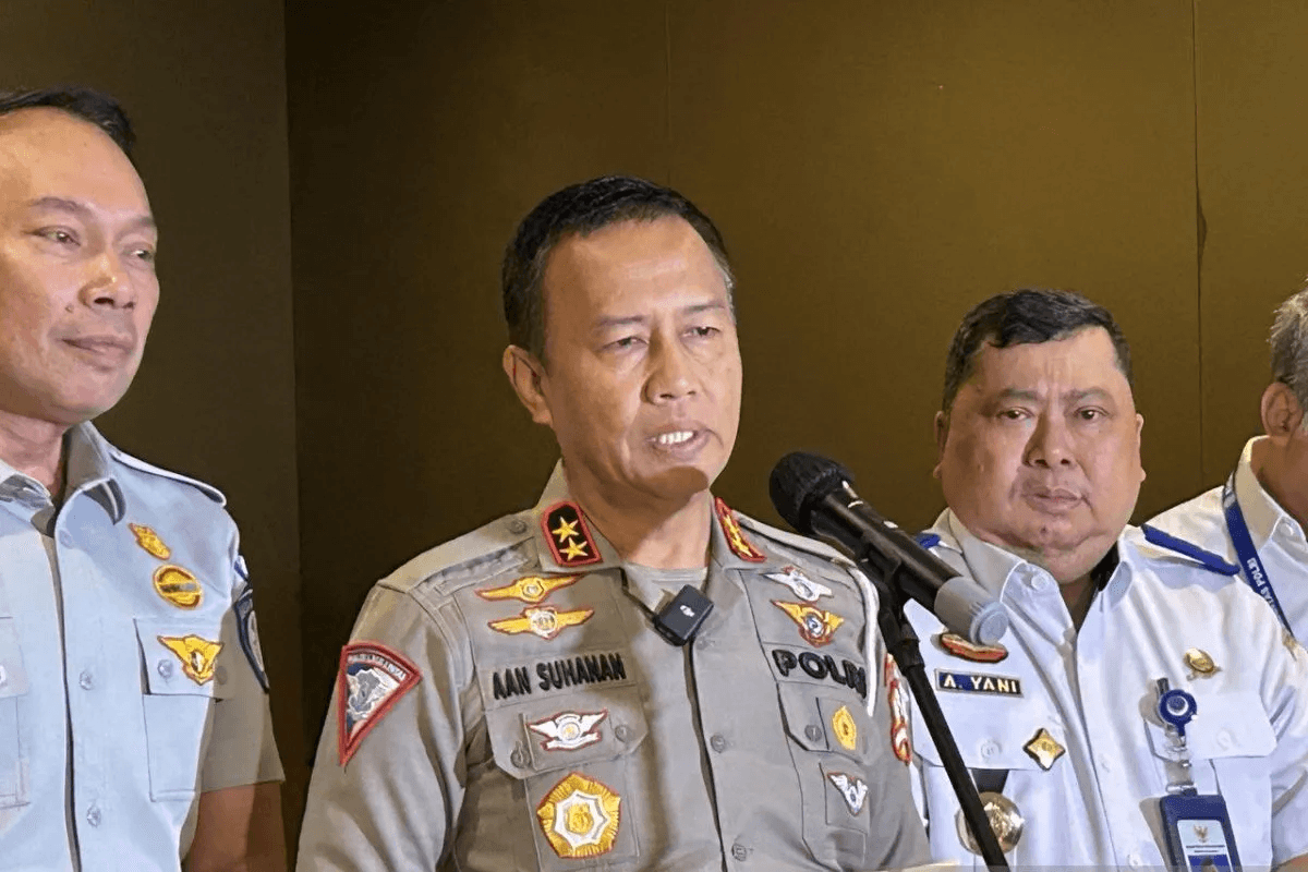 Kepala Korlantas Polri Irjen Polisi Aan Suhanan (tengah) saat memberikan keterangan setelah Rakor Lintas Sektor Pengaturan Arus Mudik dan Balik Lebaran 2024 di Jakarta, pada Selasa (5/3). - Image