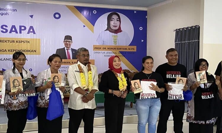 Direktur Jenderal Guru dan Tenaga Kependidikan Kemendikbudristek Nunuk Suryani saat mengunjungi SDN Percobaan, Palangka Raya./Astrid Faidlatul Habibah/ANTARA - Image