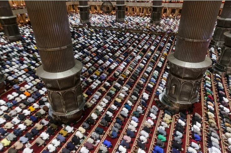Umat Islam melaksanakan ibadah Sholat Tarawih pertama di Masjid Istiqlal, Jakarta, Senin (11/3/2024) (Foto: Salman Toyibi/Jawa Pos) - Image