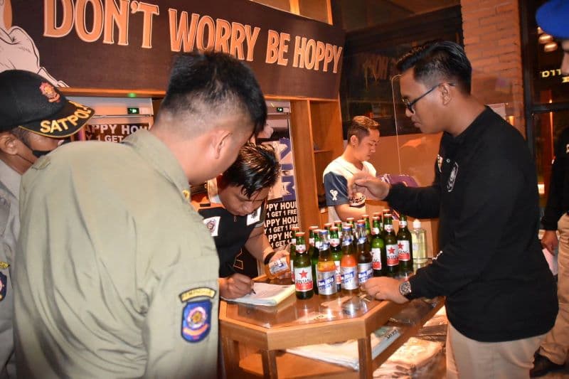 Puluhan botol miras diamankan Satpol PP Surabaya selama Ramadhan tahun ini - Image