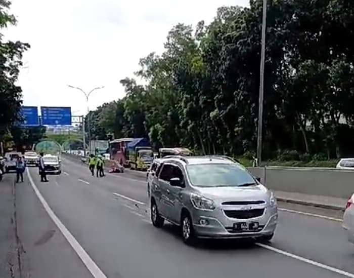 Akses masuk one way KM 428+400 Jalan Tol Semarang Seksi A, B, C menuju arah Jakarta, Senin (15/4). - Image