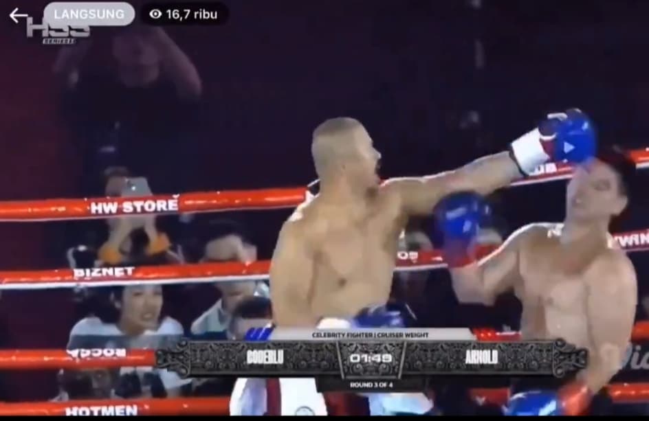 Pukulan keras Codeblu bikin Chef Arnold tak mampu lanjutkan pertandingan. (Media sosial X: @arsipaja) - Image