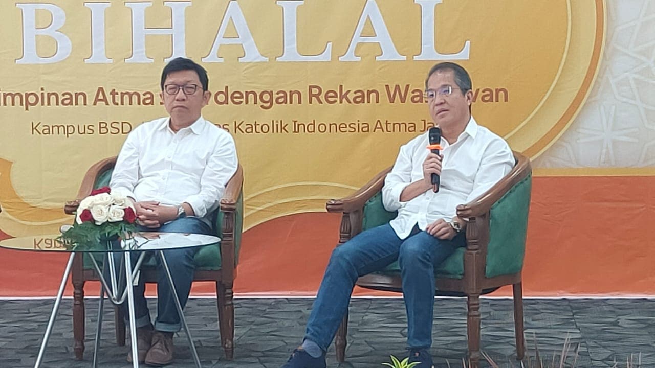 Ketua Yayasan Atma Jaya Linus M. Setiadi (kanan) bersama Rektor Universitas Katolik Indonesia Atma Jaya (UAJ) Yuda Turana di kampus UAJ Cisauk, Banten (24/4). Hilmi/Jawa Pos - Image