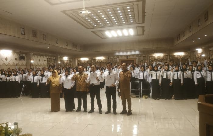 Sebanyak 403 Pegawai Pemerintah dengan Perjanjian Kerja (PPPK) formasi 2023 menerima SK pengangkatan. - Image