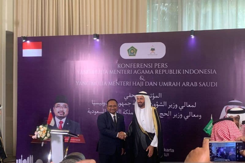 Menteri Agama Yaqut Cholil Qoumas mengadakan pertemuan bilateral dengan Menteri Haji dan Umrah Arab Saudi Tawfiq bin Fawzan Al-Rabiah di Jakarta. - Image