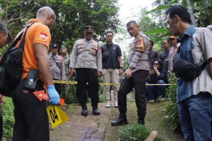 Polisi melakukan olah tempat kejadian perkara kasus suami memutilasi istrinya di Dusun Sindangjaya, Desa Cisontrol, Kecamatan Rancah, Kabupaten Ciamis. - Image
