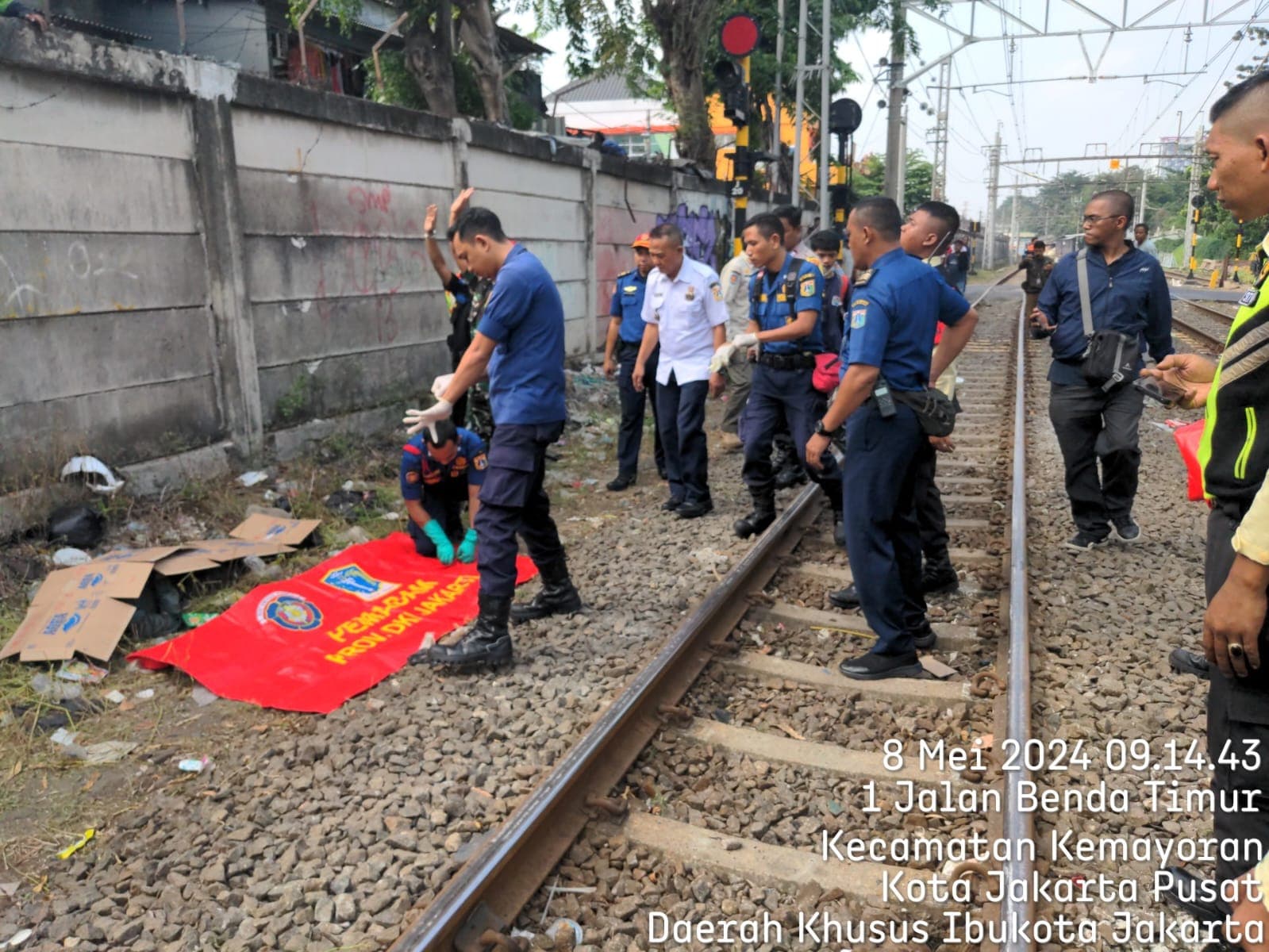 Seorang pengendara motor tewas tertemper kereta api di perlintasan kereta api Jalan Bungur Besar Raya, Bungur, Senen, Jakarta Pusat. (IST) - Image
