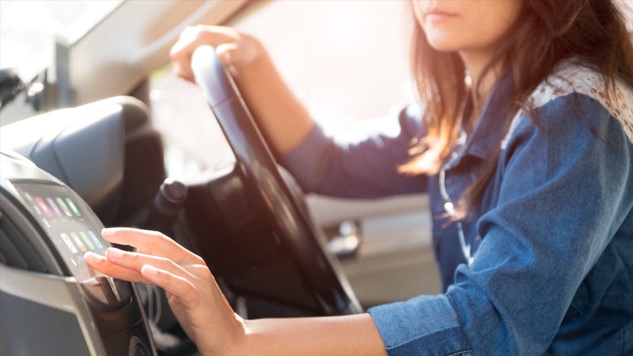 Sistem audio mobil bermasalah menyebabkan ketidaknyamanan saat digunakan. - Image