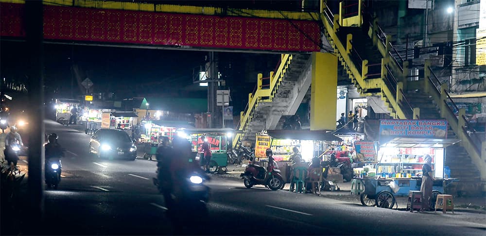 TERANG LAGI: Aktivitas malam di Jalan Kolonel Haji Burlian, Palembang, Sumatera Selatan, kembali berjalan setelah listrik menyala kemarin (6/6). - Image