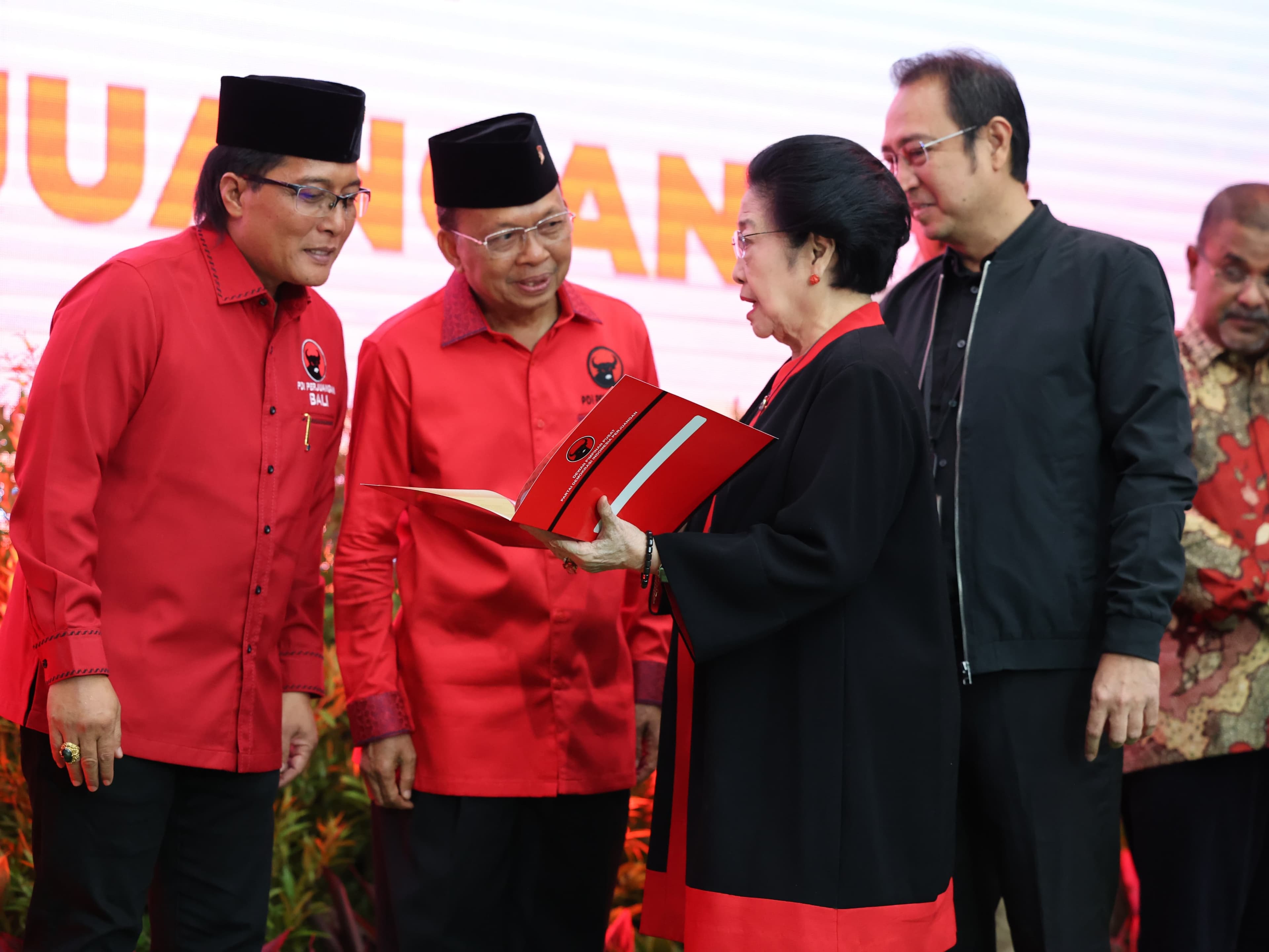 Ketua Umum DPP PDIP Megawati Soekarnoputri menyerahkan rekomendasi kepada pasangan Wayan Koster dan I Nyoman Giri sebagai bakal calon gubernur dan wakil gubernur Bali 2024 di kantor DPP PDIP. (Ridwan) - Image